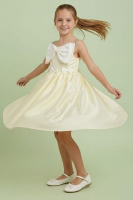 صورة فستان سهرة ليموني مع فينكه كبيره في الصدر